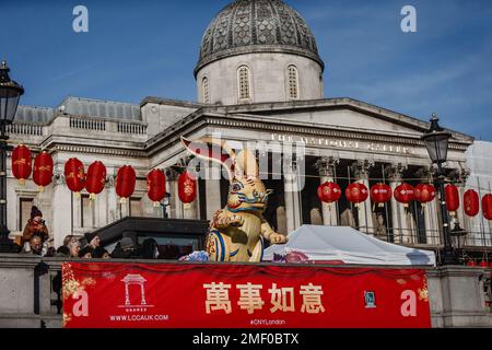 Un coniglio gigante si trova fuori dalla National Gallery e sopra Trafalgar Square durante le celebrazioni lunari del nuovo anno. Foto Stock