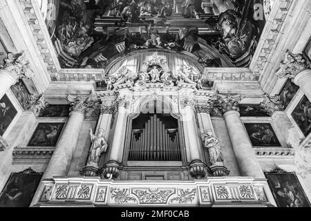 Venezia, Italia - Novembre 2022: L'organo all'interno della chiesa di San Pantalon Foto Stock