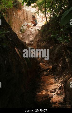 Escursionista nel Providence Canyon in Georgia, USA Foto Stock