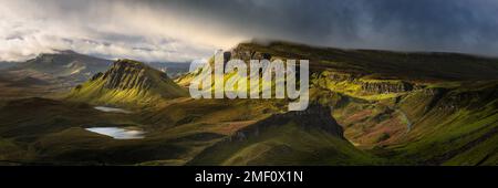 Nuvole di tempesta drammatiche sopra la vista panoramica del Trotternish Ridge preso da Quiraing sull'Isola di Skye. Foto Stock