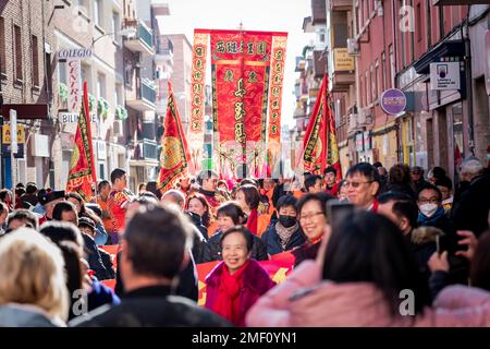 Madrid, Spagna; 22nd gennaio 2023: Testa della Parata con le bandiere con i simboli del Capodanno cinese nel quartiere di Uesta, Madrid. Spagna Foto Stock