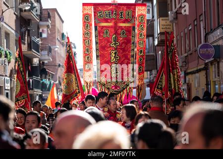 Madrid, Spagna; 22nd gennaio 2023: Testa della Parata con le bandiere con i simboli del Capodanno cinese nel quartiere di Uesta, Madrid. Spagna Foto Stock