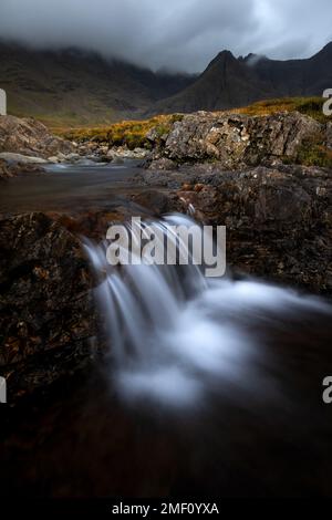 Suggestivo paesaggio di Fairy Pools sull'isola di Skye, Scozia, Regno Unito. Foto Stock