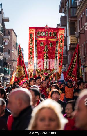 Madrid, Spagna; 22nd gennaio 2023: Testa della Parata con le bandiere con i simboli del Capodanno cinese nel quartiere di Uesta, Madrid. Spagna Foto Stock