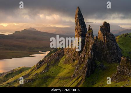 Nuvole spettacolari sopra l'iconica vista dell'Old Man of Storr, dell'Isola di Skye, della Scozia, del Regno Unito. Foto Stock