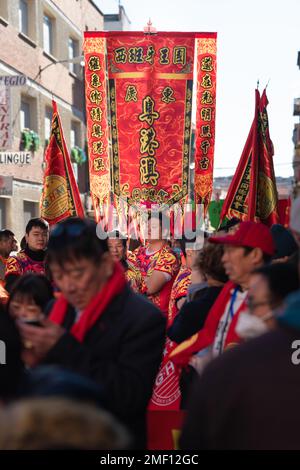 Madrid, Spagna; 22nd gennaio 2023: Testa della Parata con le bandiere con i simboli del Capodanno cinese nel quartiere di Uesta, Madrid. Spagna Foto Stock