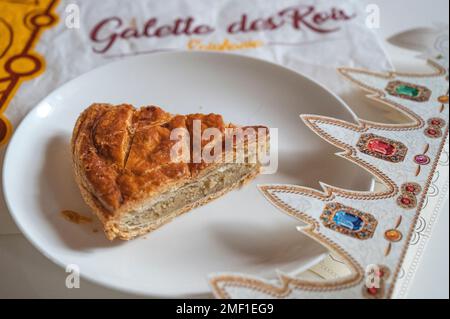 Il 6 gennaio, una Galette des Rois viene gustata in Francia, sperando di trovare il portafortuna nascosto all'interno, che ti farà re/regina per un giorno Foto Stock