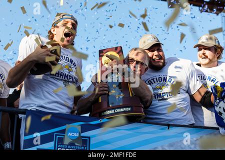 Il quartback dei Jackconigli di Stato del South Dakota Mark Gronowski, il capo allenatore John Stiegelmeier e la guardia Mason McCormick celebrano la vittoria della SDSU 45-21 ove Foto Stock