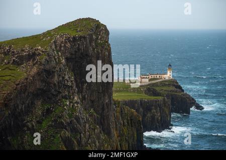 Vecchio faro abbandonato a Neist Point sull'isola di Skye. Foto Stock