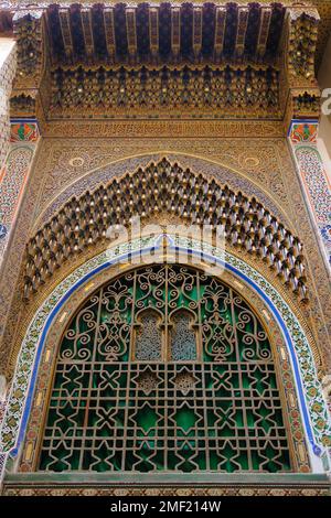 Fez, Marocco - parete sud esterna della tomba del fondatore di Fes in Zaouia Moulay Idriss II Facciata del mausoleo di Zawiya con stucco intagliato, legno dipinto e zellij. Foto Stock
