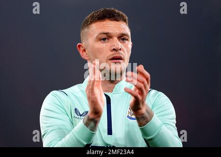 Il Kieran Trippier di Newcastle United si scalda prima della partita semifinale della Carabao Cup alla St Mary's Stadium, Southampton. Data immagine: Martedì 24 gennaio 2023. Foto Stock