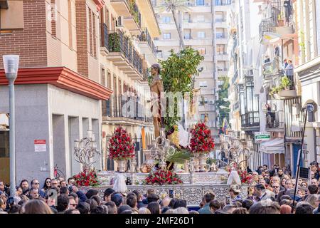 Huelva, Spagna - 22 gennaio 2023: Trono o piattaforma del paso del Patrono San Sebastiano (San Sebastiano) in processione per le strade del c Foto Stock