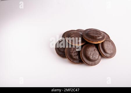 foto di un mucchio di biscotti ricoperti di cioccolato Foto Stock