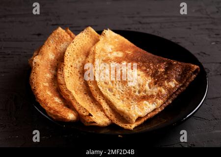 foto tre frittelle fritte sdraiate su un piatto Foto Stock