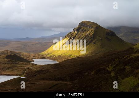 La drammatica luce del sole mattutina a Cleat vista da Quiraing sulla splendida isola di Skye, Scozia, Regno Unito. Foto Stock