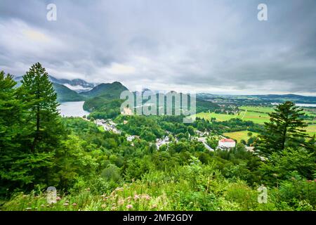 Foto panoramica del castello di Hohenschwangau e del lago Alpsee in Baviera durante il giorno Foto Stock