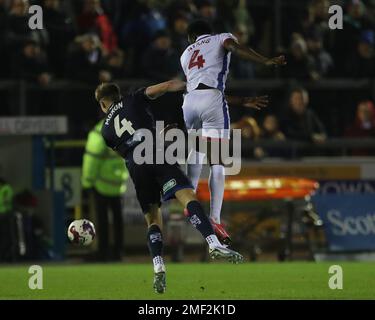 Carlisle, Regno Unito. 24th gennaio 2023Hartlepool Mouhamed Niang di United in azione con Owen Moxon di Carlisle United durante la partita della Sky Bet League 2 tra Carlisle United e Hartlepool United a Brunton Park, Carlisle, martedì 24th gennaio 2023. (Credit: Marco Fletcher | NOTIZIE MI) Credit: NOTIZIE MI & Sport /Alamy Live News Foto Stock