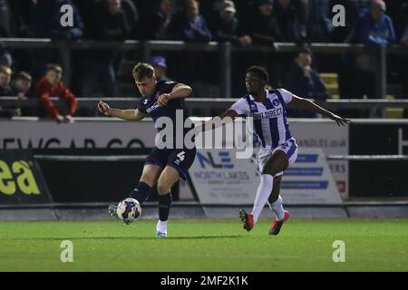 Carlisle, Regno Unito. 24th gennaio 2023Hartlepool Mouhamed Niang di United in azione con Owen Moxon di Carlisle United durante la partita della Sky Bet League 2 tra Carlisle United e Hartlepool United a Brunton Park, Carlisle, martedì 24th gennaio 2023. (Credit: Marco Fletcher | NOTIZIE MI) Credit: NOTIZIE MI & Sport /Alamy Live News Foto Stock