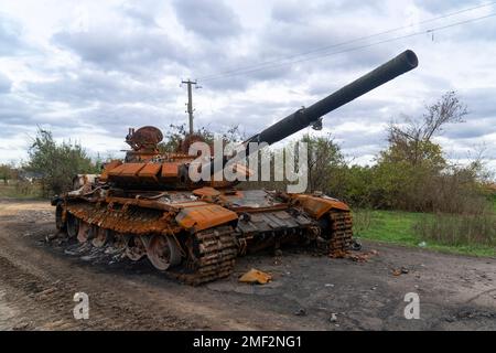 Campagna dopo la battaglia. Un carro armato bruciato distrutto da battaglia si trova sulla strada. Guerra in Ucraina. Invasione russa dell'Ucraina Foto Stock