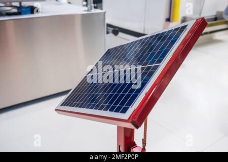 Pannello solare fotovoltaico automatico che lavora alla mostra sulla tecnologia moderna Foto Stock