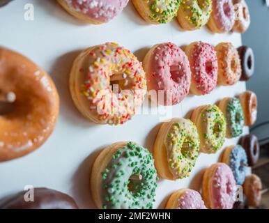 Caramelle bar con ciambelle. Tavolo con dolci diversi per la festa. Foto Stock