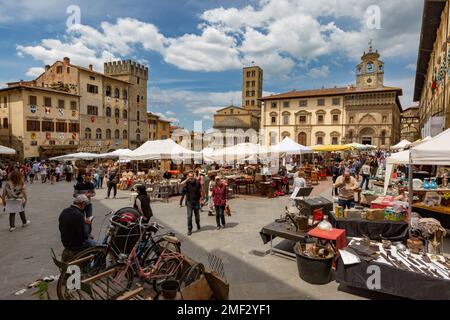 Gente che fa shopping al mercato dell'antiquariato mensile di Arezzo (Fiera Antiquaria) in Piazza grande, Toscana, Italia. Foto Stock