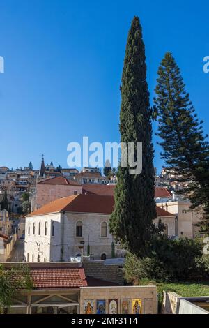 Nazareth, Israele - 2022 dicembre: Basilica dell'Annunciazione. Questa chiesa è stata costruita sul luogo in cui ha avuto luogo l'Annunciazione.Vista del vecchio ci Foto Stock