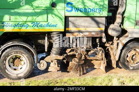 Primo piano dei lavori e spazzola in nylon della spazzatrice stradale Foto Stock