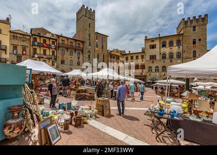 Gente che fa shopping al mercato dell'antiquariato mensile di Arezzo (Fiera Antiquaria) in Piazza grande, Toscana, Italia. Foto Stock