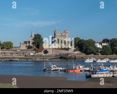 La cattedrale di Rochester e il castello di Rochester si affacciano sul fiume Medway, Rochester, Kent, Regno Unito. Foto Stock