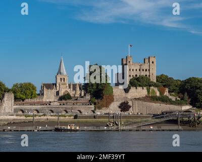 La cattedrale di Rochester e il castello di Rochester si affacciano sul fiume Medway, Rochester, Kent, Regno Unito. Foto Stock