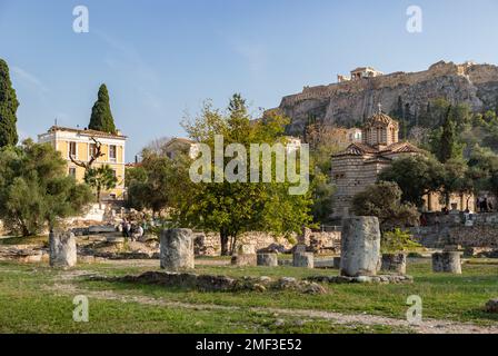 Una foto della Stoa di mezzo e della Santa Chiesa dei Santi Apostoli di Solakis, parte dell'antica Agorà. Foto Stock