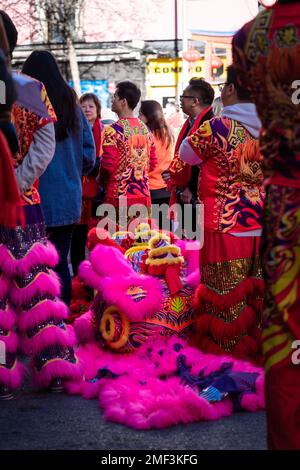 Madrid, Spagna; 22nd gennaio 2023: Partecipanti alla sfilata di Capodanno cinese, vestita di costumi tradizionali , nel quartiere di Usa, Madrid. Foto Stock