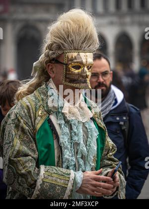 Un uomo di mezza età in costume da carnevale e una maschera al carnevale di  Venezia Foto stock - Alamy