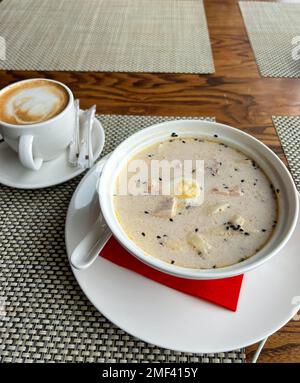 Zuppa cremosa con pollo e cappuccino. Foto Stock