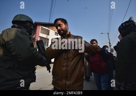 Srinagar, India. 23rd Jan, 2023. (1/23/2023) i soldati paramilitari indiani cercano i pedoni durante una ricerca casuale lungo una strada davanti alle celebrazioni della Giornata della Repubblica a Srinagar il 23 gennaio 2023. (Foto di Mubashir Hassan/Pacific Press/Sipa USA) Credit: Sipa USA/Alamy Live News Foto Stock