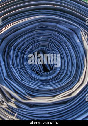 Nastro arrotolato di sistema di tubi flessibili per irrigazione. Vista dall'alto Foto Stock