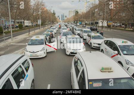 Madrid, Spagna. 24th Jan, 2023. Il filmato del gennaio 24 mostra il convoglio di taxi che si muovono lentamente lungo Avenida de la Castellana. Circa 6.000 tassisti hanno bloccato una strada a Madrid in risposta alle nuove normative previste dal governo. I nuovi regolamenti prevedono che i tassisti possano operare 24 ore al giorno. Vogliono anche che un solo passeggero prenoti un solo posto nei veicoli. (Foto di Alberto Sibaja/Pacific Press) Credit: Pacific Press Media Production Corp./Alamy Live News Foto Stock