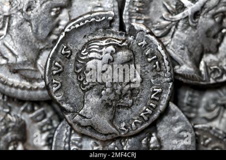 Moneta romana in argento denarius raffigurante il ritratto dell'imperatore Antonino Pio Foto Stock