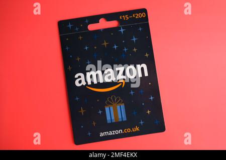 Immagine ravvicinata della carta regalo Amazon e denaro contante. Stafford, Regno Unito, 24 gennaio 2023 Foto Stock