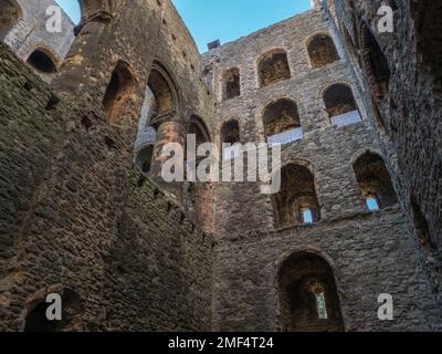 Vista generale all'interno dell'imponente rovina del castello di Rochester, Rochester, Kent, Regno Unito. Foto Stock