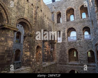 Vista generale all'interno dell'imponente rovina del castello di Rochester, Rochester, Kent, Regno Unito. Foto Stock