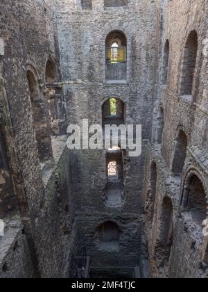 Vista generale all'interno dell'imponente rovina del castello di Rochester, Rochester, Kent, Regno Unito. Foto Stock