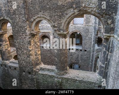 Vista generale all'interno dell'imponente rovina del castello di Rochester, Rochester, Kent, Regno Unito. Foto Stock