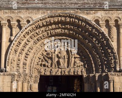 Dettaglio sopra la porta d'ingresso principale (Great West Door Portal) per la Cattedrale di Rochester, Rochester, Kent, Regno Unito. Foto Stock