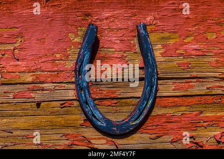 Lucky Horseshoe sul vecchio muro di legno Foto Stock