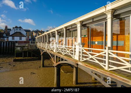 Guardando verso il molo della città, il più antico molo di ferro del mondo a Gravesend Kent Foto Stock