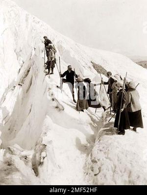 Gruppo di uomini e donne che si arrampicano sul ghiacciaio del Paradiso Foto Stock