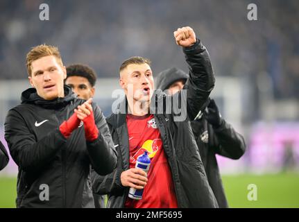 Giubilo finale L, da sinistra a destra Marcel HALSTENBERG (L), Willi ORBAN (L), calcio 1st Bundesliga, 17th matchday, FC Schalke 04 (GE) - RB Leipzig (L) 1: 6, il 24th gennaio 2023 a Gelsenkirchen/Germania. Le normative #DFL vietano qualsiasi uso di fotografie come sequenze di immagini e/o quasi-video # Foto Stock