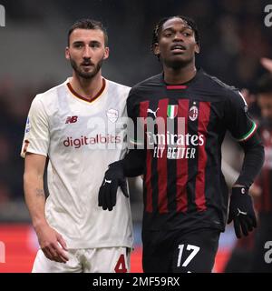Milano, Italia, 8th gennaio 2023. Bryan Cristante di AS Roma e Rafael Leao di AC Milan durante la Serie A partita a Giuseppe Meazza, Milano. L'immagine di credito dovrebbe essere: Jonathan Moskrop / Sportimage Foto Stock